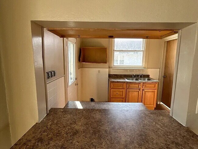 Building Photo - Charming single-family home featuring 3 spacious bedrooms and 1 full bathroom.