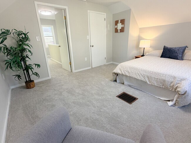 Building Photo - For rent or Sale - 3 bedroom 1 bath house - Updated throughout