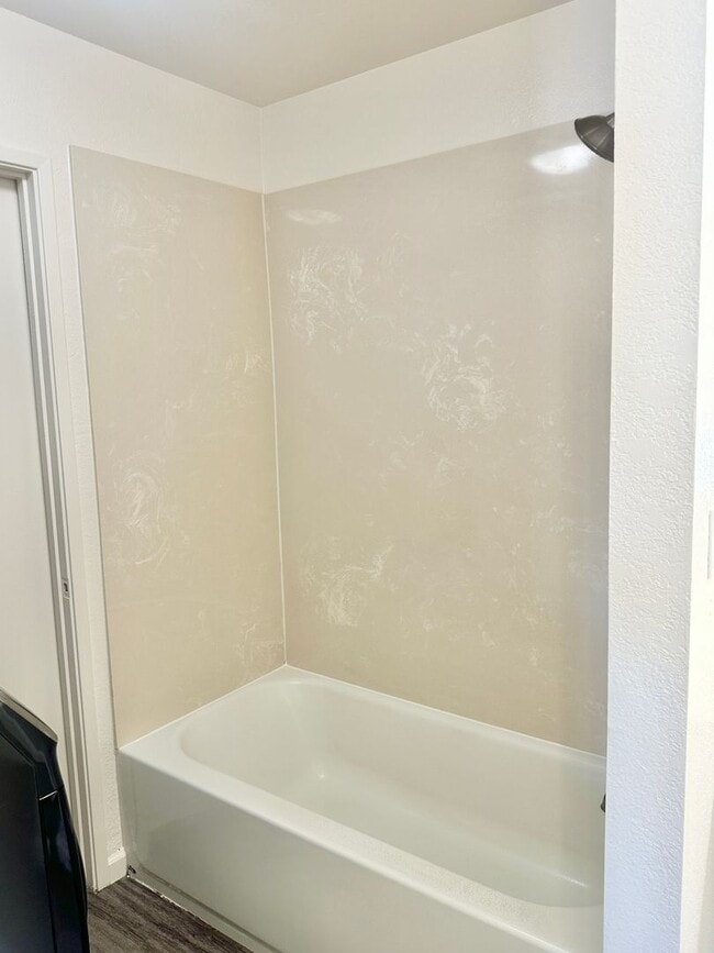 Building Photo - Renovated 2 bedroom Townhome in Highly Des...