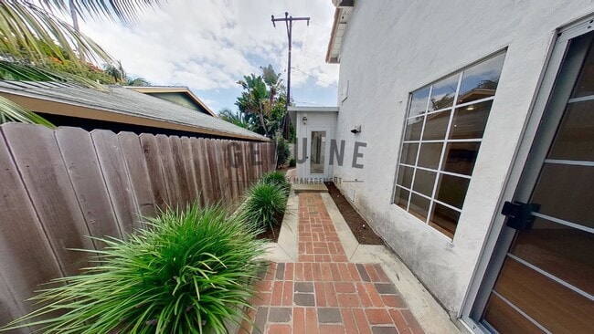 Building Photo - Coming Soon: 2 Story 4Bd 3Ba Eastside Costa Mesa Home