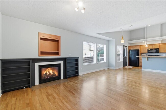 Building Photo - 3 Bedroom, 2 Bath, with 2 Car Garage Located on the Central Bench Rim