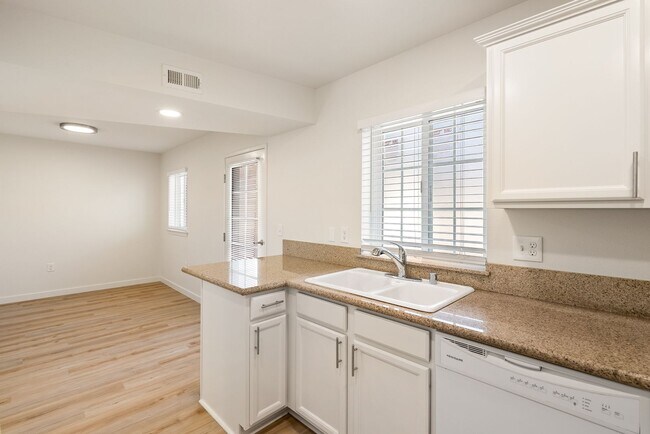 Building Photo - 2 Bedroom 1.5 Bath townhouse with private ...