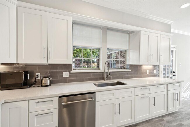 Building Photo - 1310 Kelliwood Oaks Dr