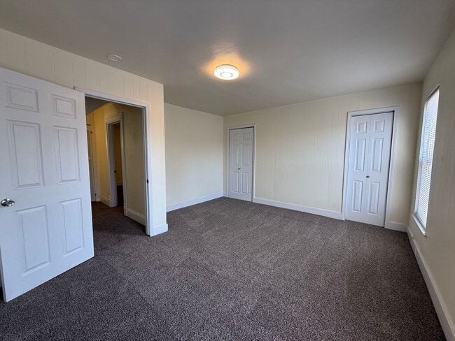 Building Photo - Updated 3BR house with fenced yard!