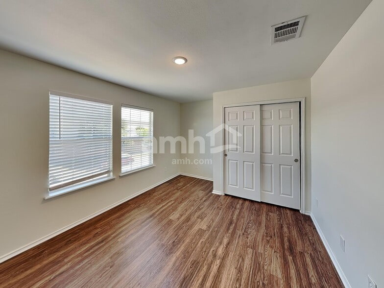 Building Photo - 7919 Oak Pointe
