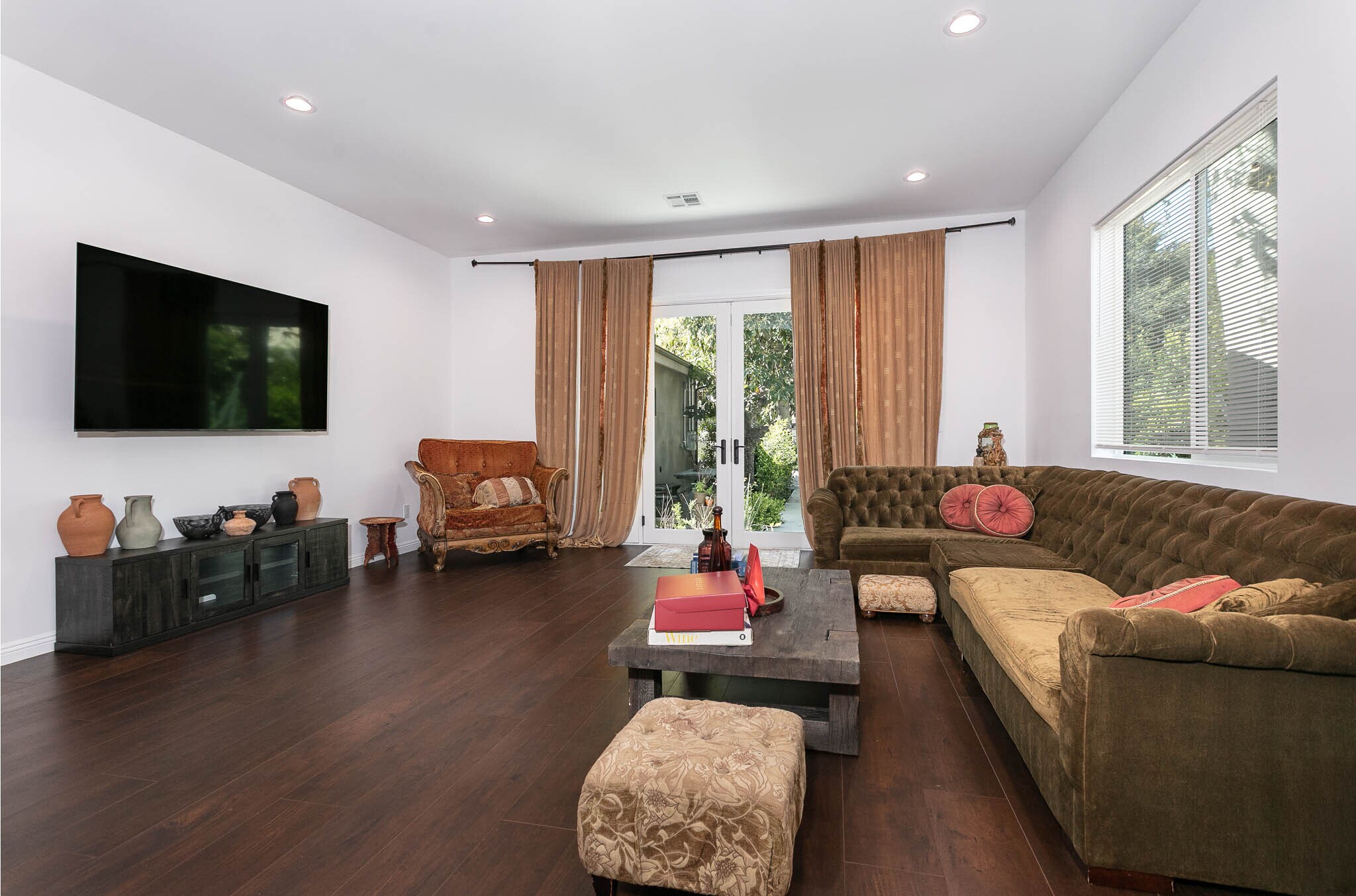 Open Floor Plan Living Room - 5825 Fulton Ave