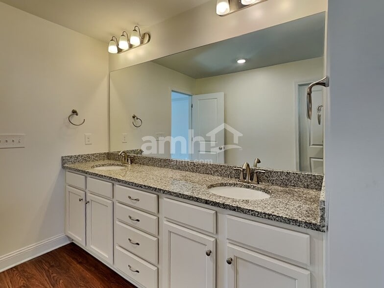 Building Photo - 401 Levon Ct