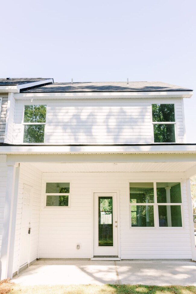 Building Photo - 3BD/2.5BA TOWNHOUSE-Walking Distance to Avondale, Greenway and Short Drive to Downtown Charleston...