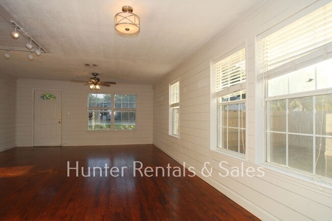 Building Photo - Charming Nolanville Cottage