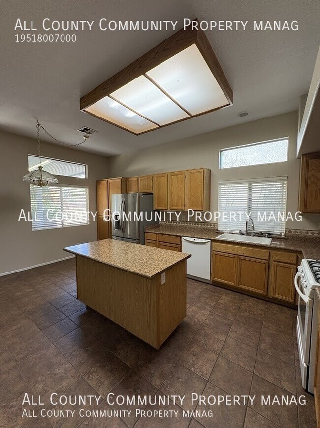 Building Photo - 39862 De Vendome Ct