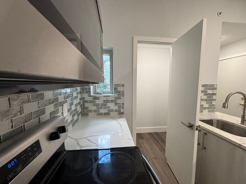 Building Photo - 2252 N Delhi St