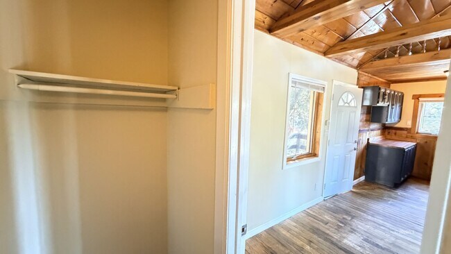 Building Photo - Loft Cabin in Pine Cove