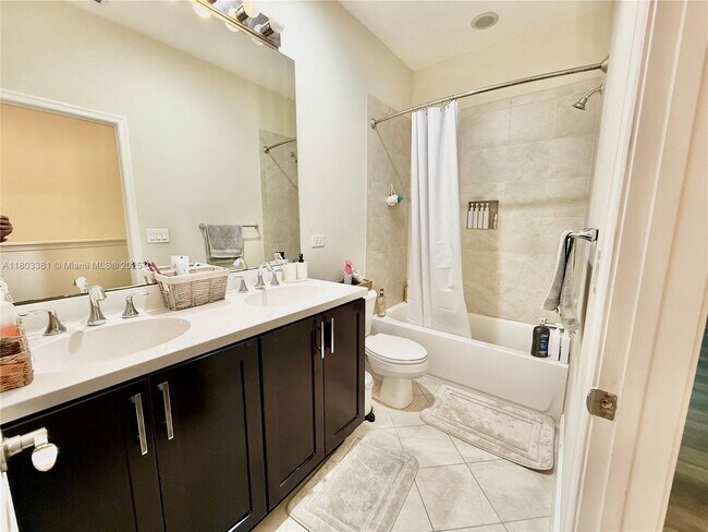 Building Photo - 2900 Cascada Isle Way