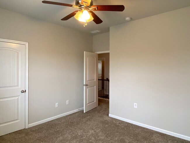 Building Photo - 4 bed, 3 bath home in Hawthorn Ridge is Av...