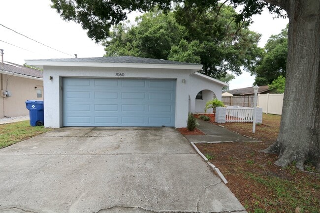 Building Photo - LOOK. Available now! 3bed,2bath, 2car Pine...