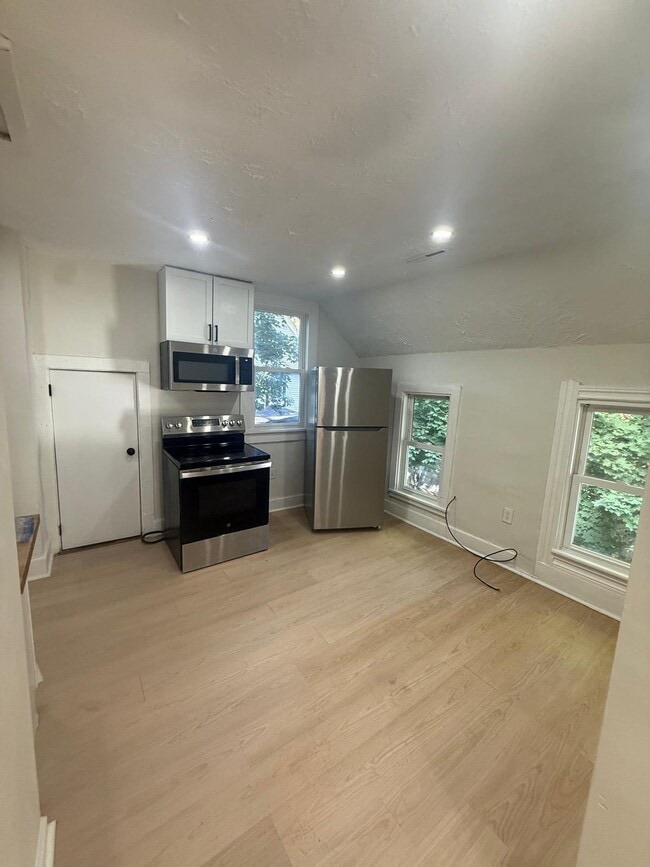 Building Photo - 3202 Bradwell Ave