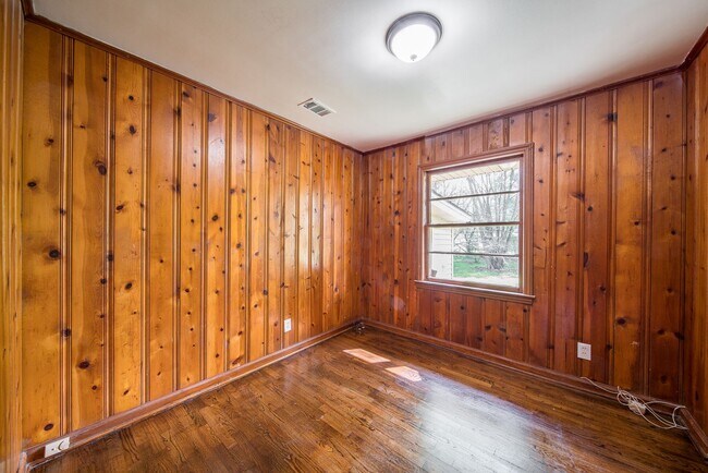 Building Photo - Nice 3 Bedroom/1 Bath Home with Bonus Room!