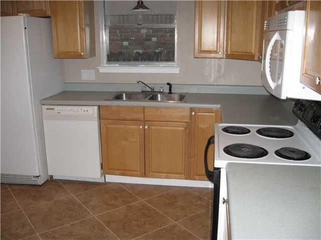 Building Photo - 10207 Rutland Village W