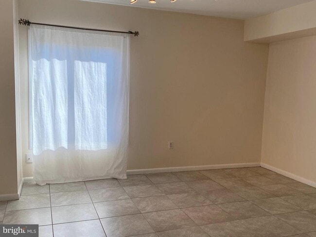 Building Photo - 6924 Hanover Pkwy