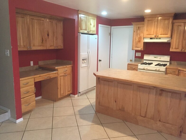 Building Photo - 321 N Ponderosa Dr