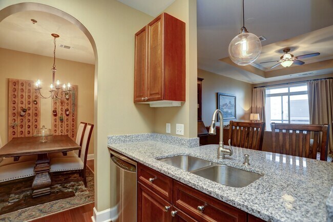 Building Photo - Luxurious One Bedroom Condo in Buckhead!