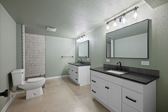 Building Photo - Gorgeous North Side Home With Shop!