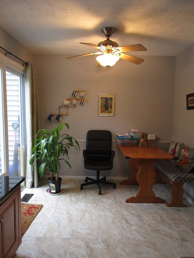 Building Photo - Large 4 Bedroom Townhouse in Gaithersburg!...