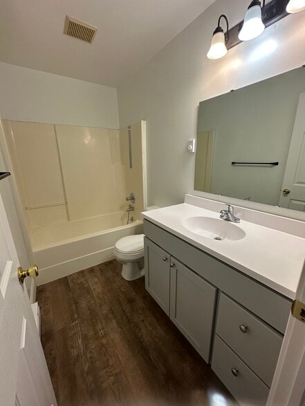 Building Photo - 1053 Lakeshore Dr