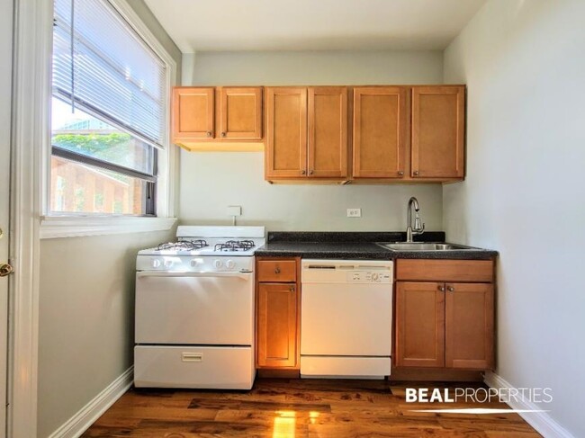 Building Photo - 2 bedroom in CHICAGO IL 60613