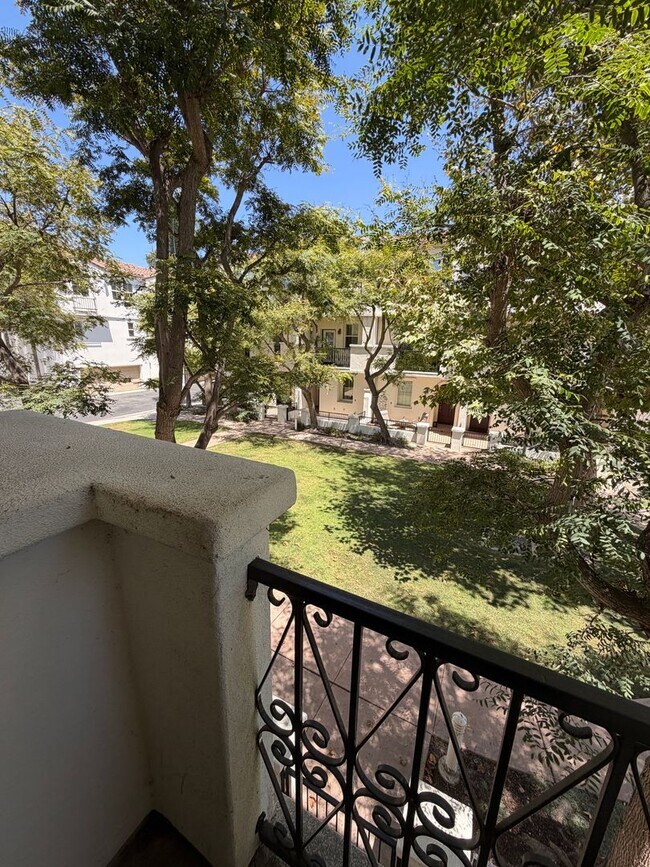 Building Photo - FOR LEASE – Beautiful 2 + 2.5 Townhome with A/C, Near Downtown Ventura & the Beach!