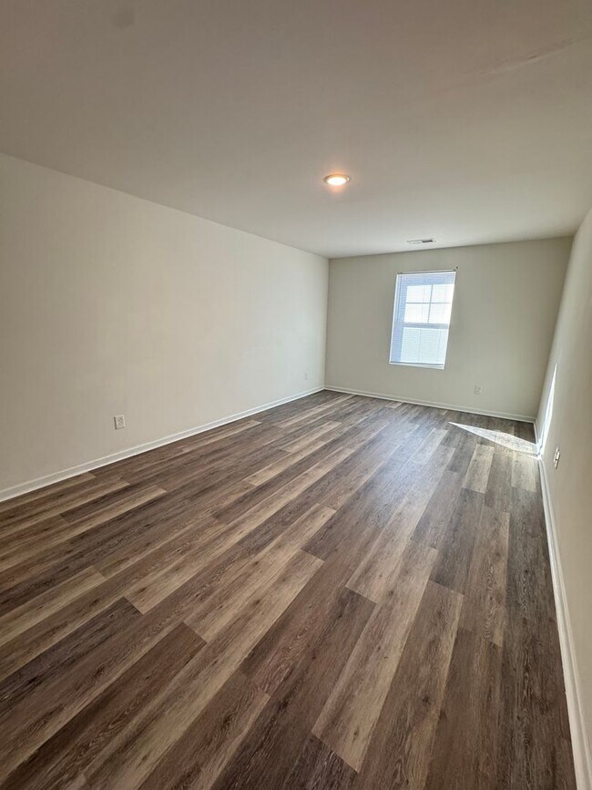 Building Photo - Beautiful 3-Bedroom Home Near Downtown Sta...