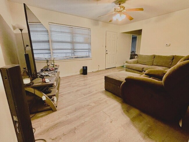 Building Photo - Spacious 4 Bed 2 Bath with Enclosed Patio and Stainless Steel Appliances