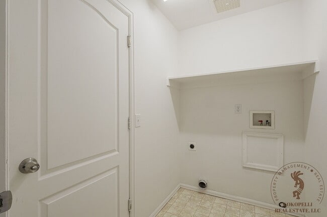 Building Photo - 537 Shanne St