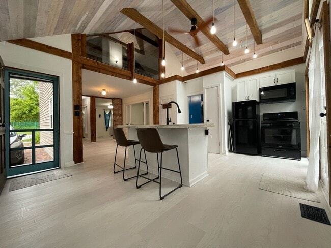 Building Photo - Charming - updated and well maintained - 2...