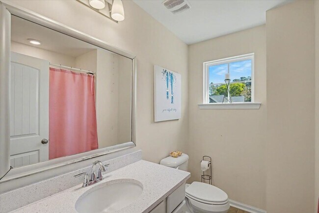 Building Photo - Stunning 5 Bed/3.5 Bath Home in Buckhead East