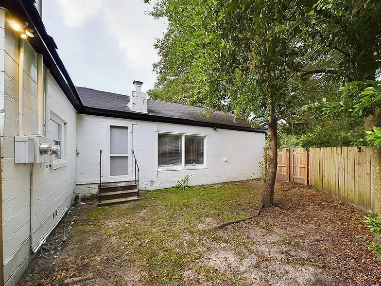 Building Photo - 3718 Live Oak St