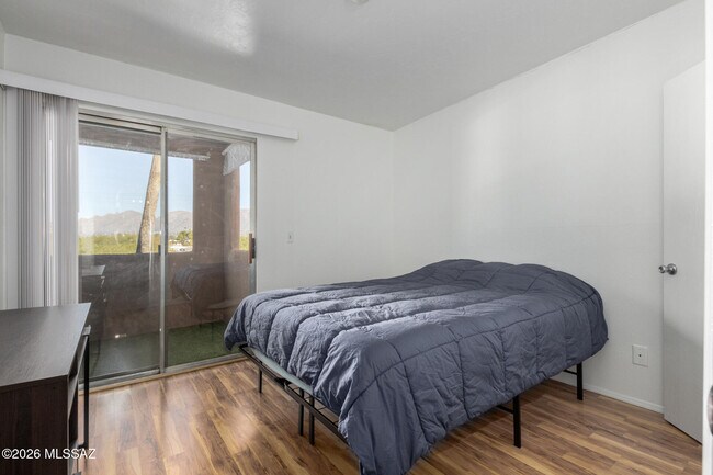 Building Photo - 1810 E Blacklidge Dr