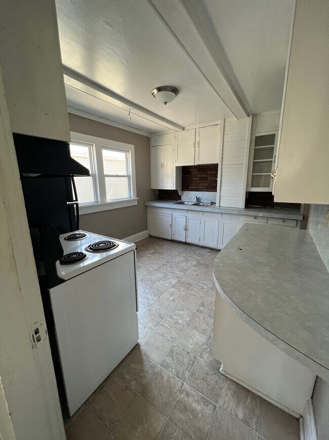 Building Photo - 2 bedroom/1 bathroom