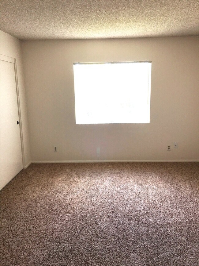 Building Photo - r287