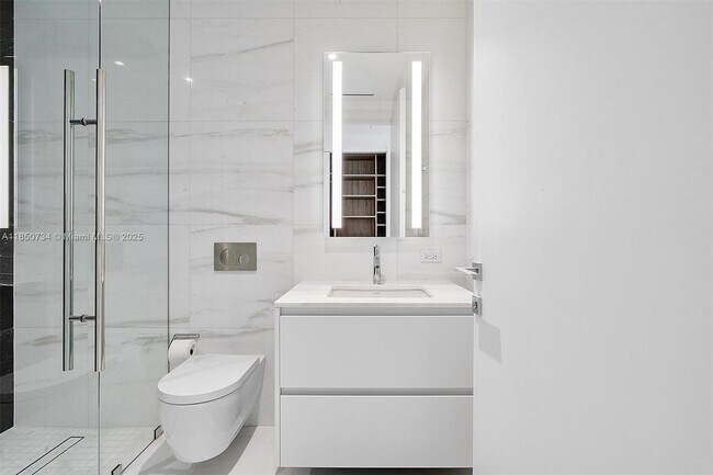 Building Photo - 300 Biscayne Blvd Way