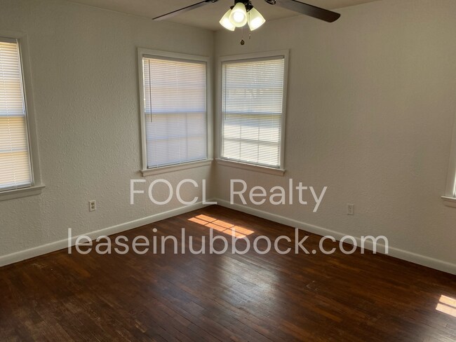 Building Photo - Bright and Welcoming 3/2/1 in the Maxey Park Neighborhood