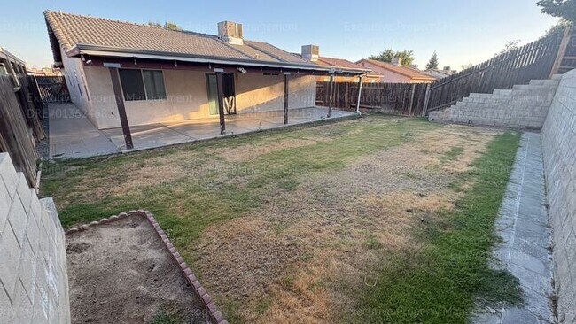 Building Photo - 4 bedroom 2 bathroom split wing home in North Bakersfield
