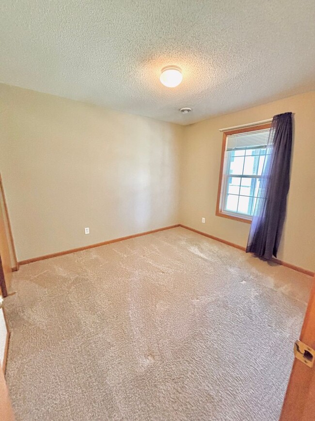 Building Photo - Rare Detached 4bed Townhome in Prime Shako...