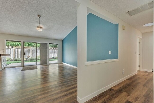 Building Photo - Single Level Ranch Style Home in Singing Woods!