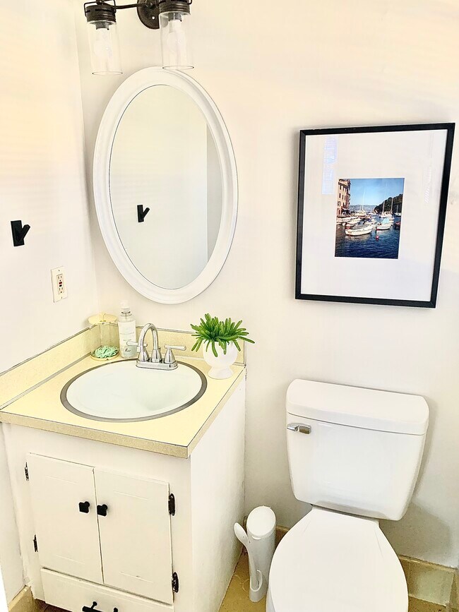 Building Photo - 316 Vinecrest Dr