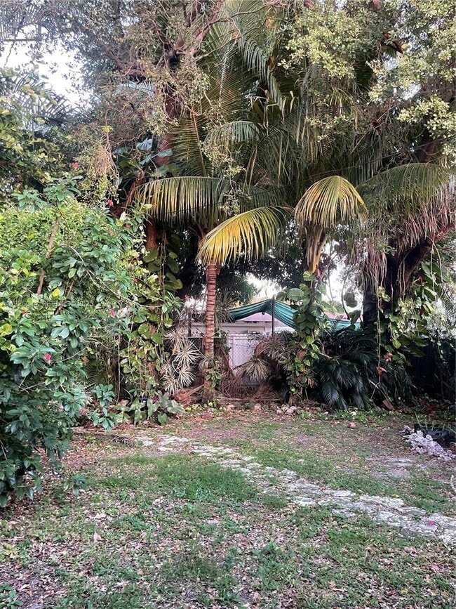 Building Photo - 705 E 9th Ct