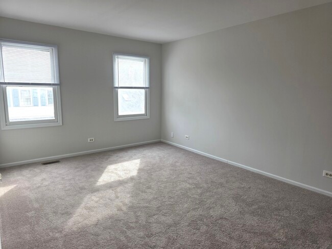 Building Photo - 2549 College Hill Cir