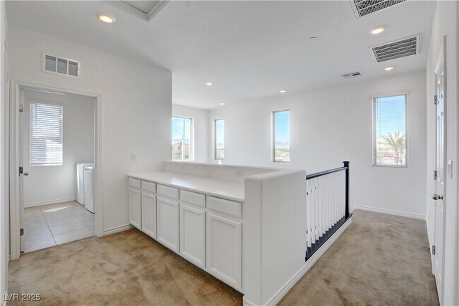 Building Photo - 882 Sycamore Falls St