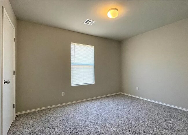 Building Photo - Beautiful 3-Bedroom Home with Easy Access ...