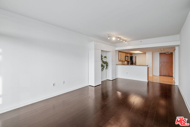 Building Photo - 13700 Marina Pointe Dr